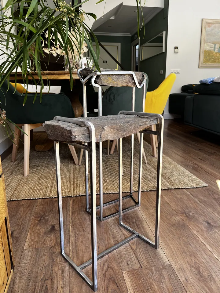 Mobiliario a medida de metal y superficie de aspecto pétreo en un interior